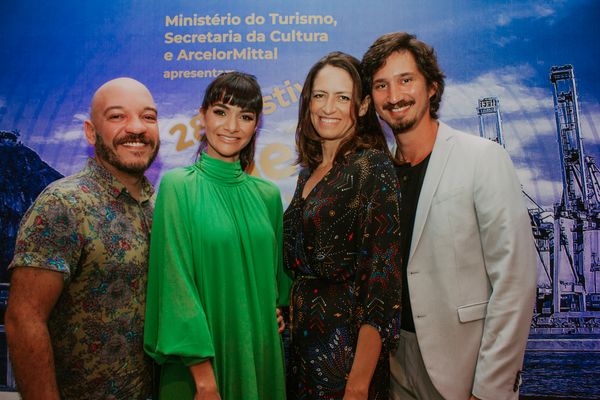 Rodrigo de Oliveira, diretor de Os Primeiros Soldados Larissa Delbone, produtora executiva do FCV, e os atores Clara Chouveaux e Higor Campagnaro