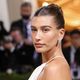 Imagem - Hailey Bieber é processada por uso de marca registrada de roupa