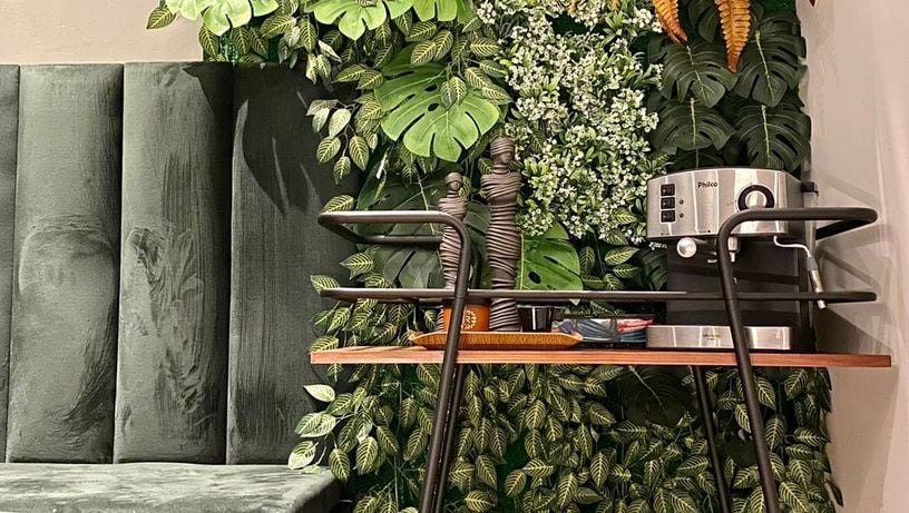 Quem precisa economizar espaço, pode investir em uma bandeja bem bonita para acomodar as cafeteiras e outros itens desse espaço.