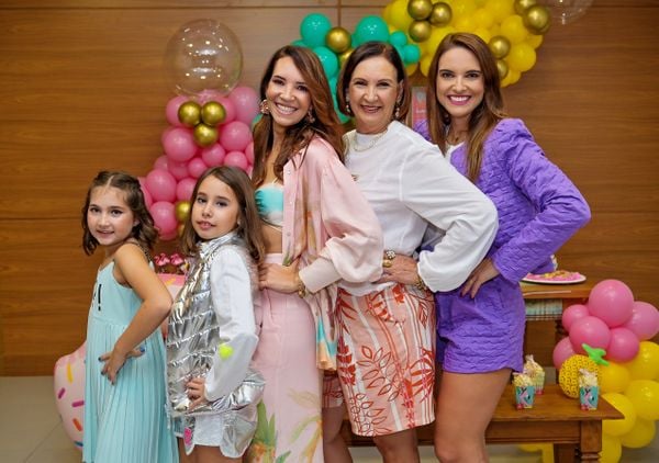 A família Póvoa está em festa! Denise (dir), Nelma, Renata e Nina comemoraram, na noite de ontem, o aniversário de Maria Eduarda