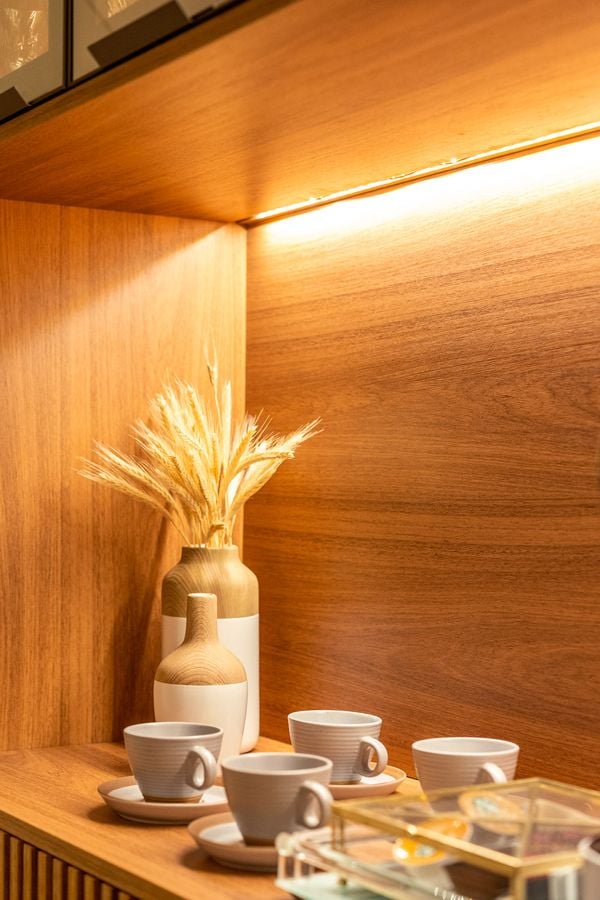Bons cafés exigem boas xícaras. Nesse espaço especial, a recomendação é deixar tudo à mão e de fácil acesso por Projeto de Regilano Dornellas e foto de Jhonny Roger