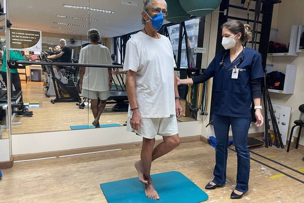 A médica Christina Grüne de Souza e Silav, uma das coautoras do estudo, faz teste de equilíbrio em paciente da Clinimex, no Rio de Janeiro.