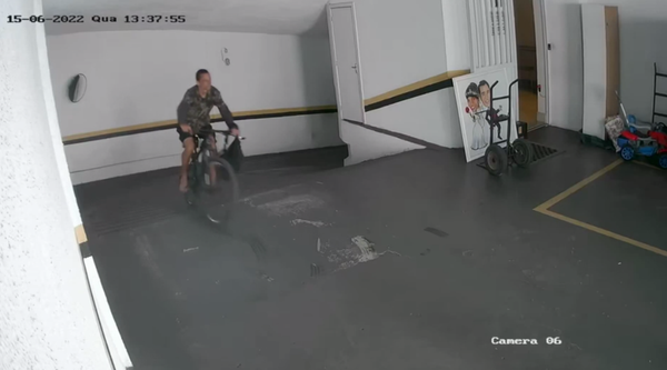 Homem entrou e saiu pela garagem com bicicleta furtada em Vila Velha
