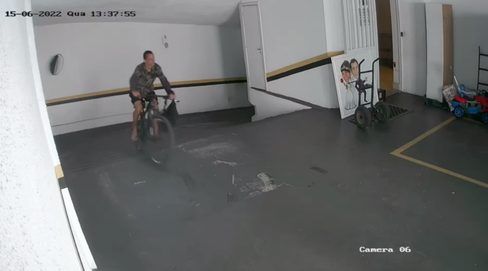 A Gazeta | Vídeo: Homem Entra Em Prédio E Furta Bicicleta De R$ 3 Mil ...