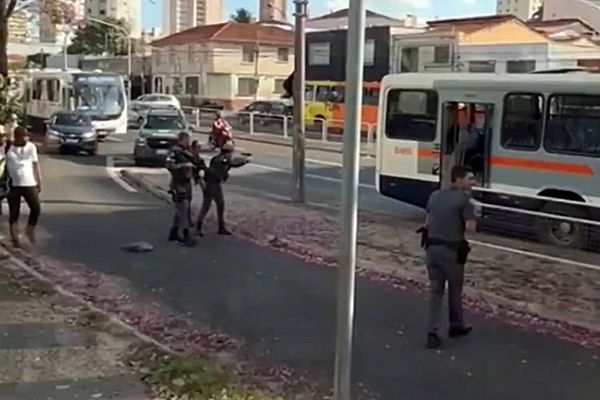 Um homem esfaqueou e matou três pessoas dentro de um ônibus no centro de Piracicaba (SP), na tarde desta terça-feira (21).