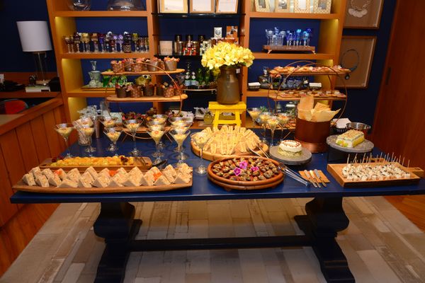 Mesa do coquetel da Bazzar assinada por Tereza Aragão