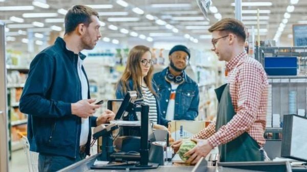 Passar as compras no caixa do supermercado se tornou um momento apreensivo e emocionante