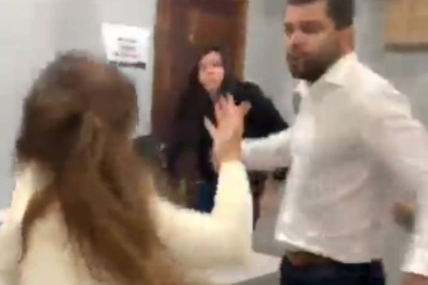A procuradora-geral Gabriela Samadello Monteiro de Barros, 39, é agredida por colega, o também procurador Demetrius de Oliveira de Macedo, 34, na sede da Prefeitura de Registro (SP).