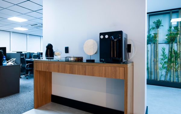 Também vale incluir dentro de ambientes corporativos para tornar o trabalho mais confortável e contemporâneo.