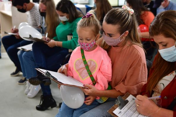 Crianças acompanharam os pais durante a doação no Hemoes por Ricardo Medeiros
