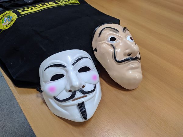 Máscaras foram apreendidas em Novo México, Vila Velha, com o casal preso por falsificar documentos