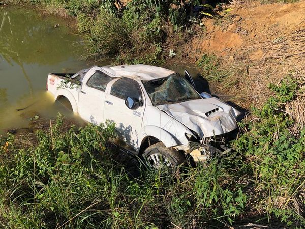 Casal fica ferido após carro cair em represa em Rio Bananal