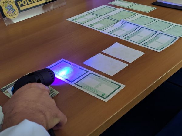 Perito da Polícia Civil mostra que papel usado em falsificação tinha selo de segurança