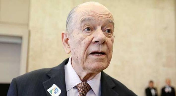 O ex-ministro da Fazenda Ernane Galvêas morreu nesta quinta-feira (23), aos 99 anos, no Rio de Janeiro. Ele também foi presidente do Banco Central e atuava como assessor econômico da CNC (Confederação Nacional do Comércio)