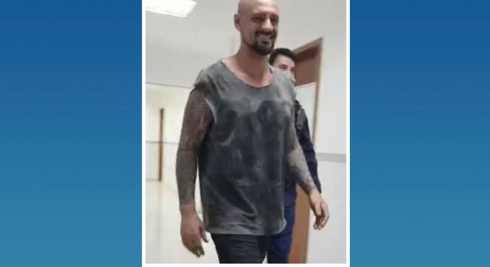Usando tornozeleira eletrônica, André Carolino de Souza está em liberdade desde a última terça (21); no início do mês, polícia achou animais mortos em freezer na clínica dele