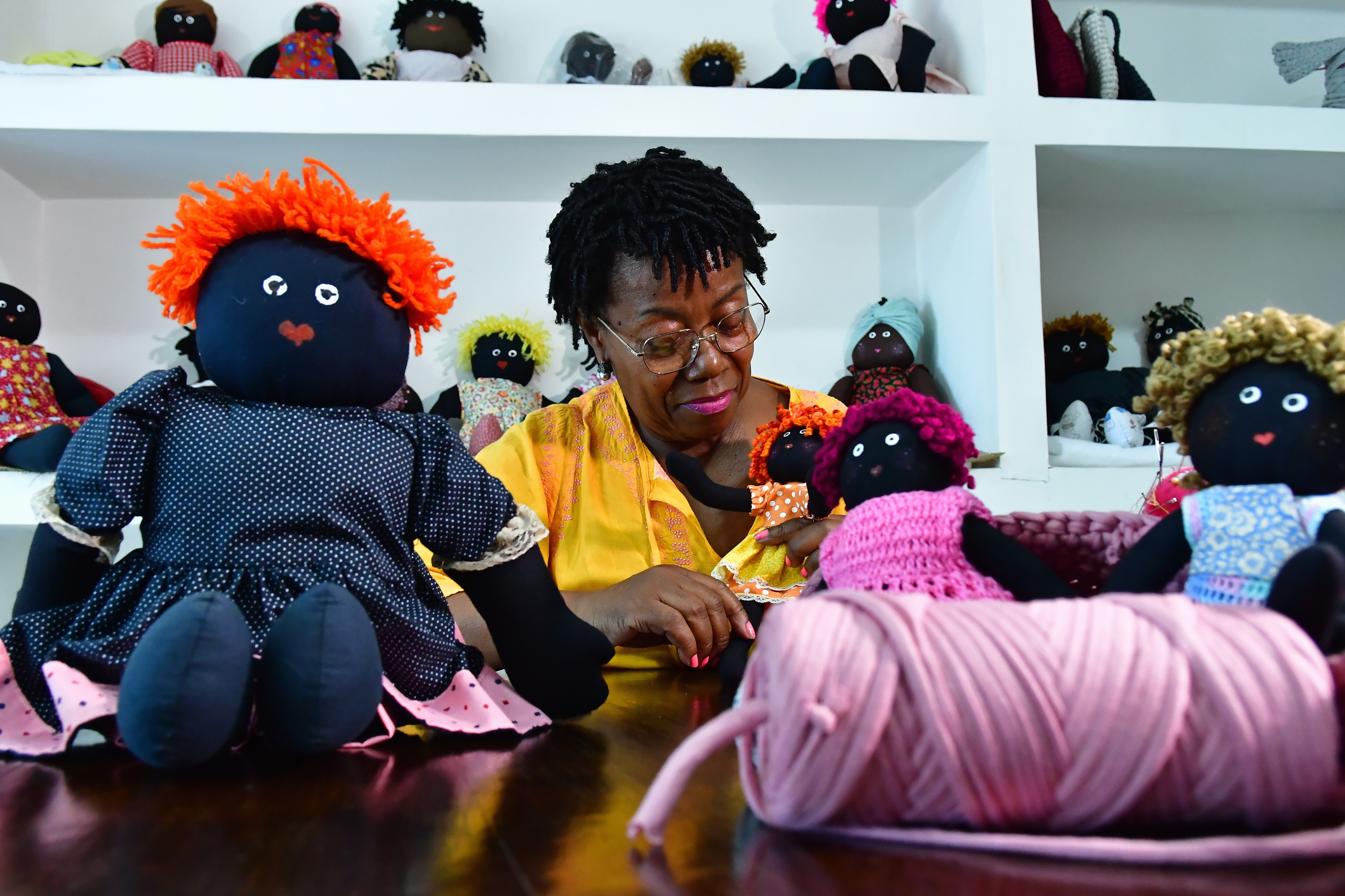 Armicinha Leone, 65, é artesã capixaba e faz bonecas pretas