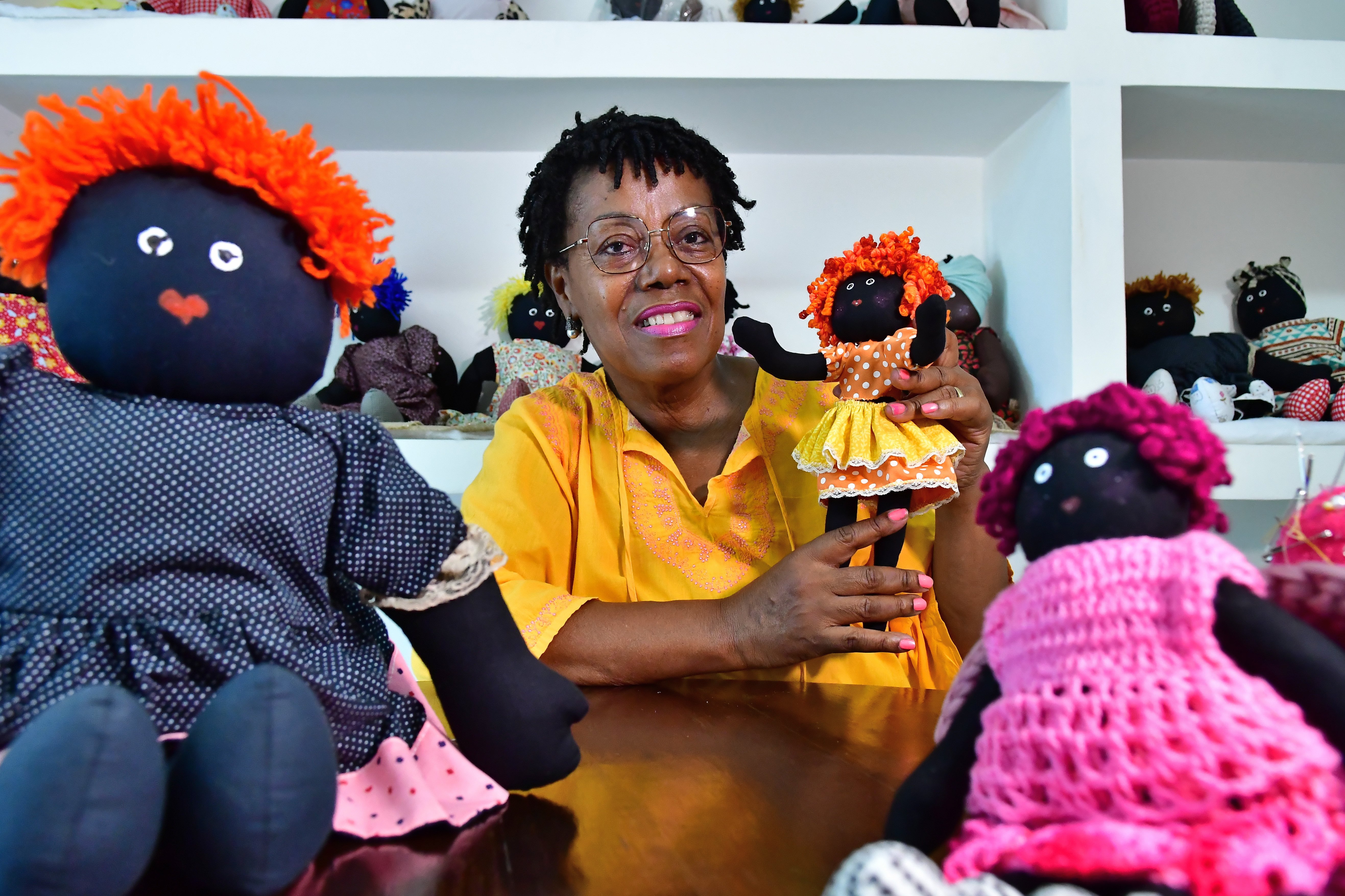 Armicinha Leone, 65, é artesã capixaba e faz bonecas pretas