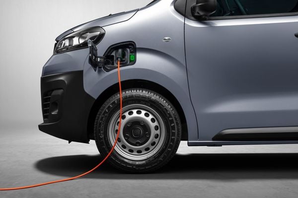  Fiat lança furgão médio Scudo com versões a combustão e elétrico