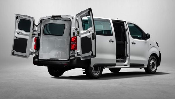  Fiat lança furgão médio Scudo com versões a combustão e elétrico