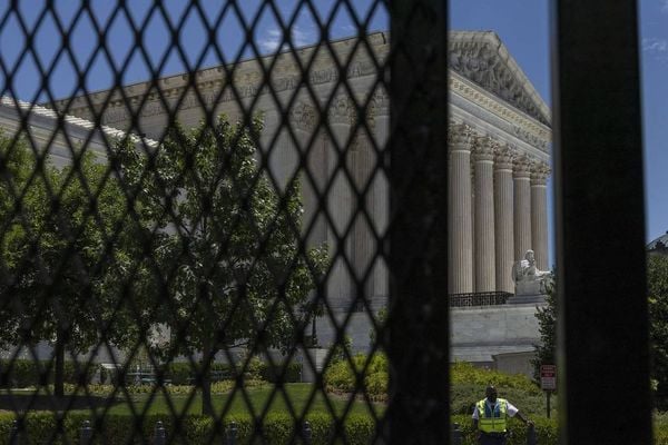 Sede da Suprema Corte dos EUA, em Washington, cercada por grades colocadas para manter manifestantes longe.