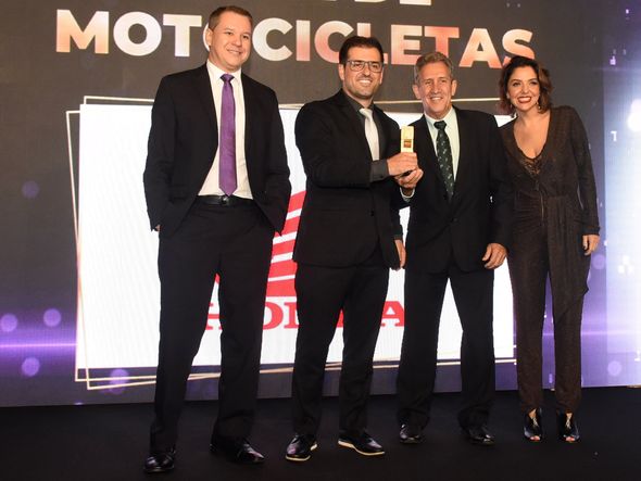 30º Recall de Marcas Rede Gazeta - Apolo Risk da Honda segura o troféu  por Carlos Alberto Silva