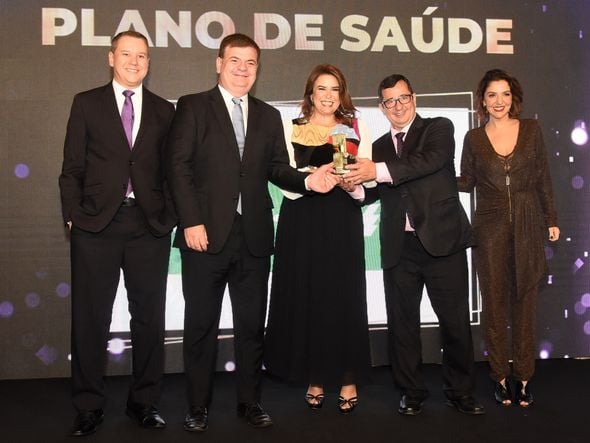 30º Recall de Marcas Rede Gazeta - Dr. Gustavo Teixeira com o troféu da Unimed por Carlos Alberto Silva