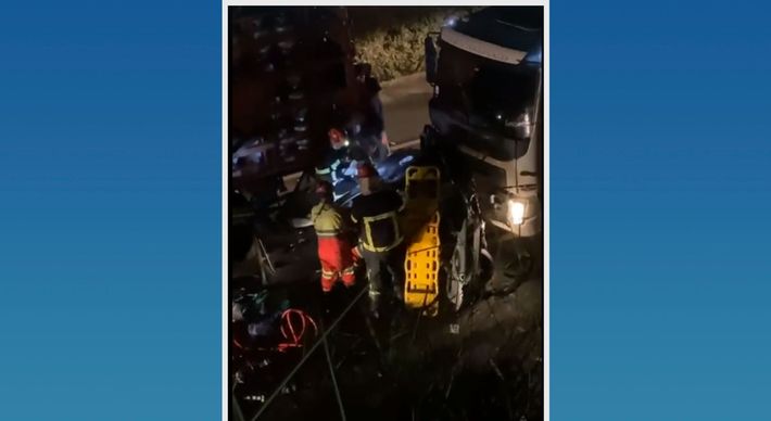 Um Volkswagen Gol acabou imprensado entre um caminhão e uma carreta. Acidente foi registrado na altura da comunidade de Barra Seca, por volta das 19h de sexta-feira (24)