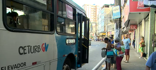 Jovem foi esfaqueado durante assalto em ponto de ônibus da Vila Rubim