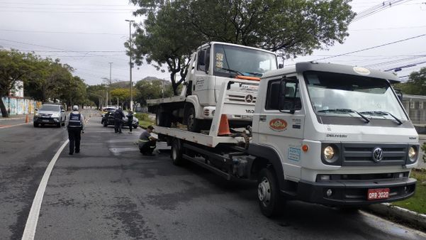 Guincho acionado após acidente é guinchado por estar com licenciamento vencido por Divulgação | PMV