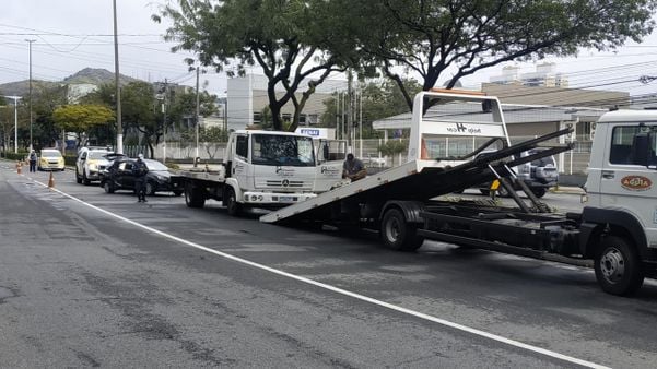 Guincho acionado após acidente é guinchado por estar com licenciamento vencido por Divulgação | PMV