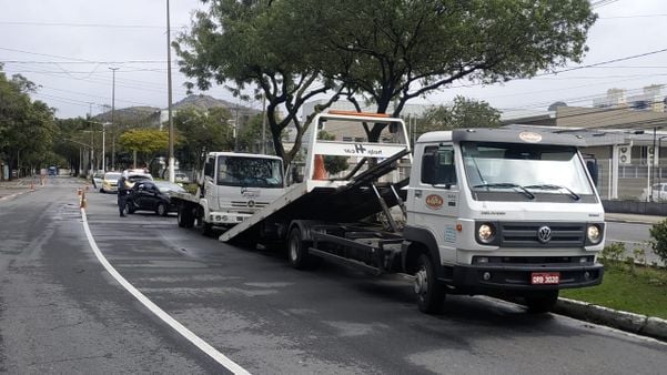 Guincho acionado após acidente é guinchado por estar com licenciamento vencido por Divulgação | PMV