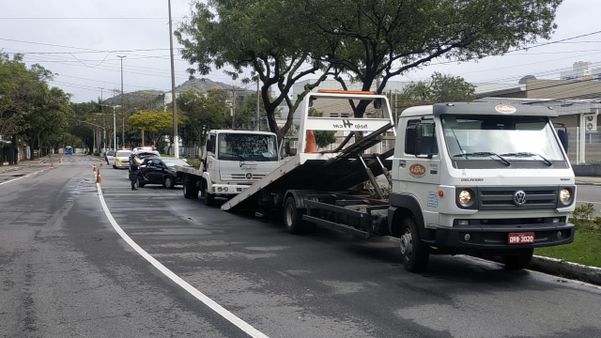 Guincho acionado após acidente é guinchado por estar com licenciamento vencido por Divulgação | PMV