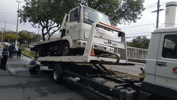 Guincho acionado após acidente é guinchado por estar com licenciamento vencido por Divulgação | PMV