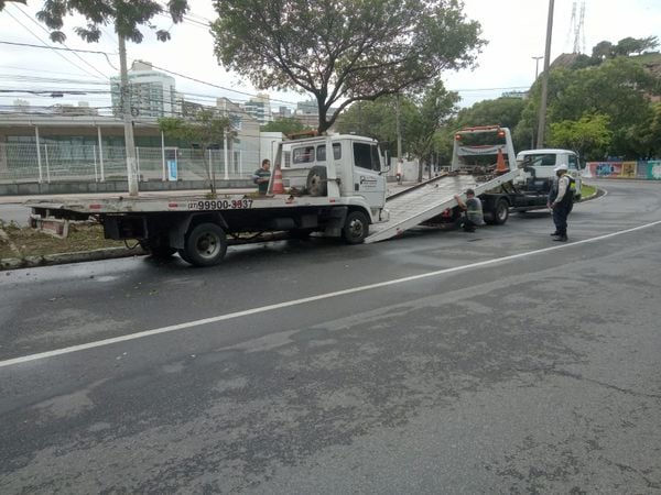 Guincho acionado após acidente é guinchado por estar com licenciamento vencido por Divulgação | PMV