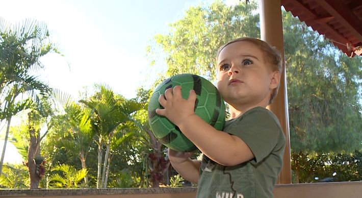 Enzo Matedi Bozi, de 1 ano e 5 meses, tem Granulomatosa Crónica. Pais fazem campanha para aumentar número de doadores e, consequentemente, chance de achar um compatível