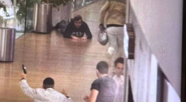 Polícia ainda busca criminosos que invadiram joalheria no Village Mall, na noite de sábado (25)