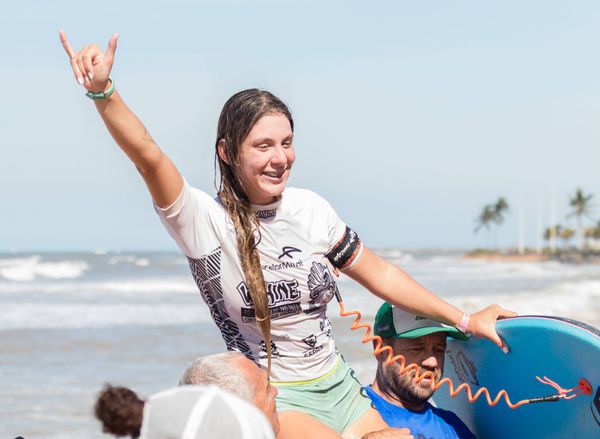 Isabelli Nunes foi recebida na areia com bastante festa após vitória na categoria Pro Junior