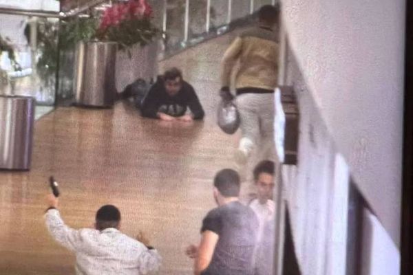 Homem armado durante tiroteio no Village Mall, no Rio, na noite de sábado (25).