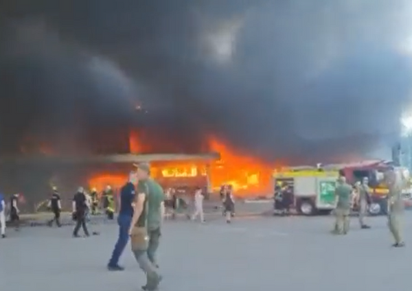 Shopping ucraniano na cidade de Kremenchuk logo após ataque a míssil