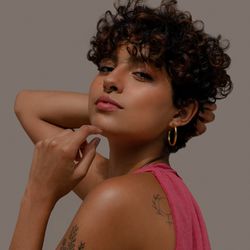 A cantora Luiza Dutra lança sua primeira música autoral chamada "Coração Tatuado