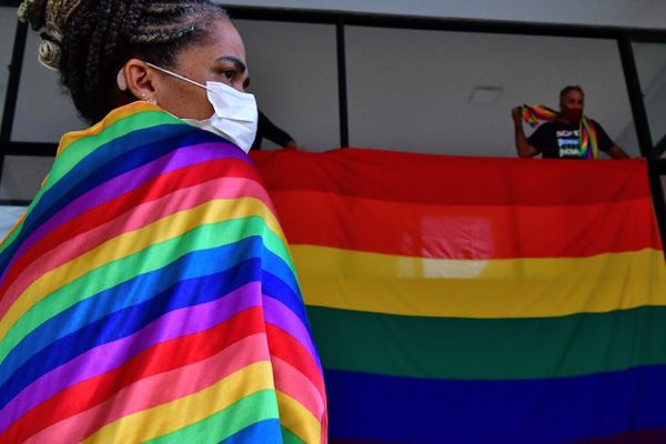 Alunos e professores protestam em frente ao prédio da Adufes, alvo de ataque homofóbico no Dia do Orgulho LGBTQIA+ por Fernando Madeira