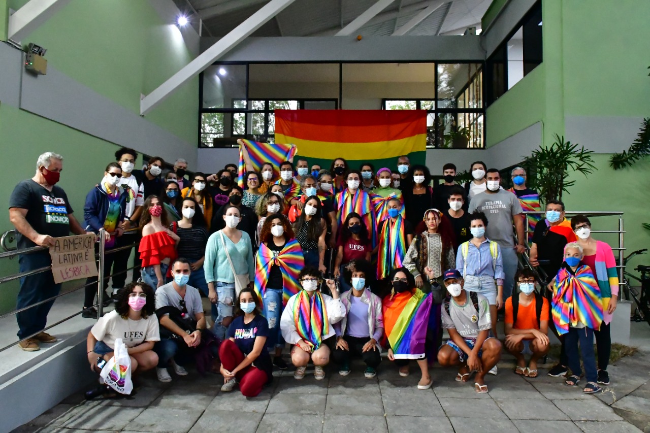Alunos e professores protestam em frente ao prédio da Adufes, na Ufes, alvo de ataque homofóbico no Dia do Orgulho LGBTQIA+