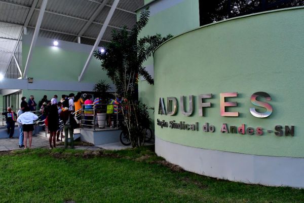Alunos e professores protestam em frente ao prédio da Adufes, alvo de ataque homofóbico no Dia do Orgulho LGBTQIA+ por Fernando Madeira