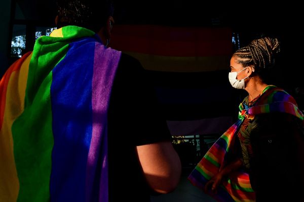 Alunos e professores protestam em frente ao prédio da Adufes, alvo de ataque homofóbico no Dia do Orgulho LGBTQIA+ por Fernando Madeira