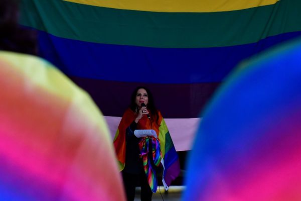 Alunos e professores protestam em frente ao prédio da Adufes, alvo de ataque homofóbico no Dia do Orgulho LGBTQIA+ por Fernando Madeira