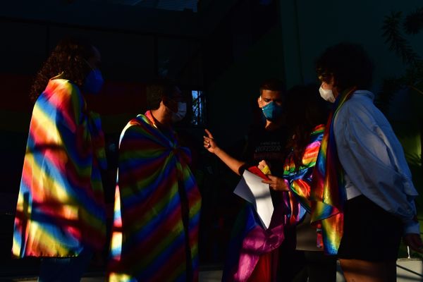 Alunos e professores protestam em frente ao prédio da Adufes, alvo de ataque homofóbico no Dia do Orgulho LGBTQIA+ por Fernando Madeira