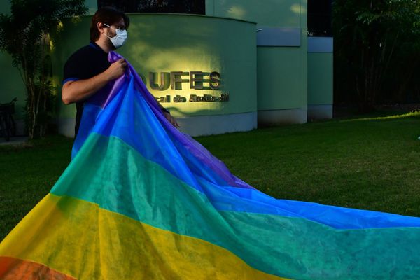 Alunos e professores protestam em frente ao prédio da Adufes, alvo de ataque homofóbico no Dia do Orgulho LGBTQIA+ por Fernando Madeira