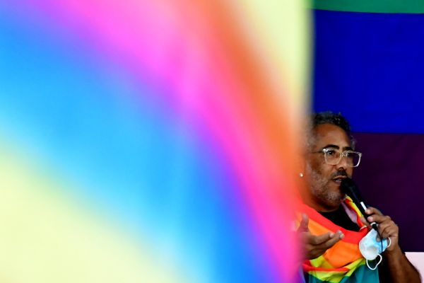 Alunos e professores protestam em frente ao prédio da Adufes, alvo de ataque homofóbico no Dia do Orgulho LGBTQIA+ por Fernando Madeira