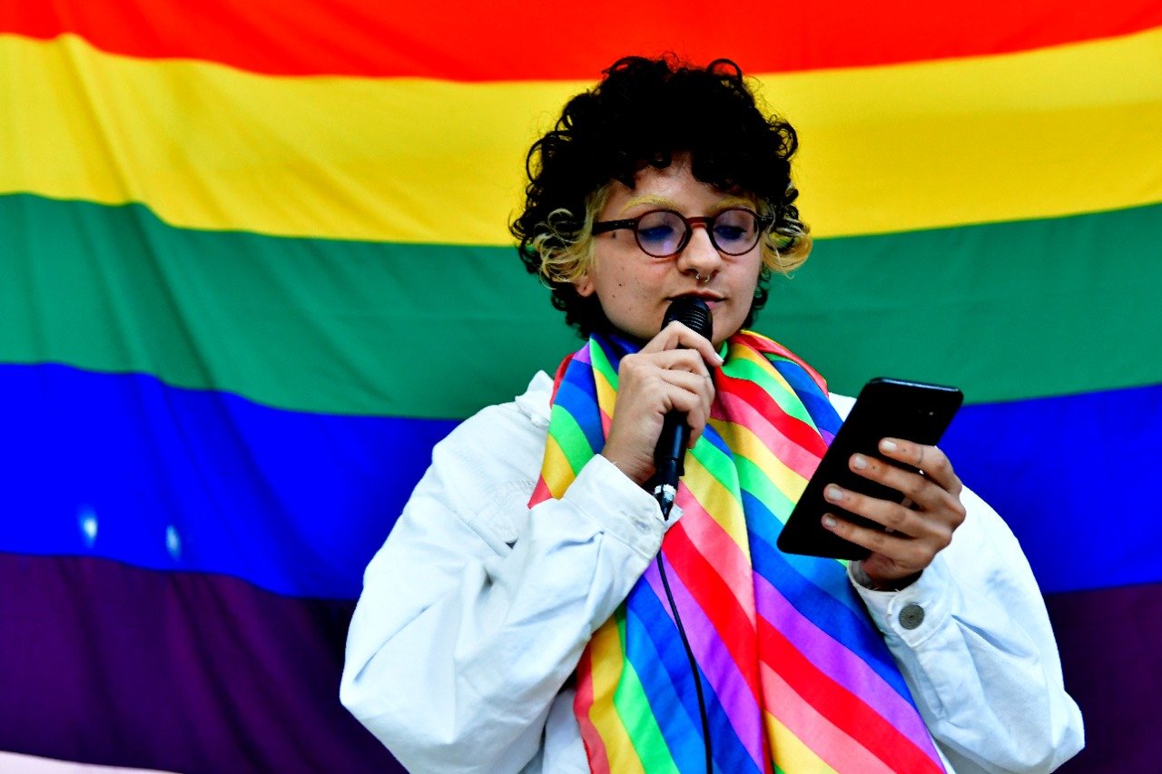 Alunos e professores protestam em frente ao prédio da Adufes, na Ufes, alvo de ataque homofóbico no Dia do Orgulho LGBTQIA+
