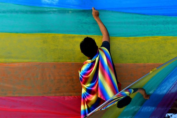 Alunos e professores protestam em frente ao prédio da Adufes, alvo de ataque homofóbico no Dia do Orgulho LGBTQIA+ por Fernando Madeira
